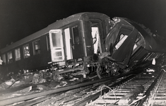 128145 Afbeelding van de ontspoorde trein DM 80670 (Hannover-Hoek van Holland) met Britse militaire verlofgangers te Woerden.